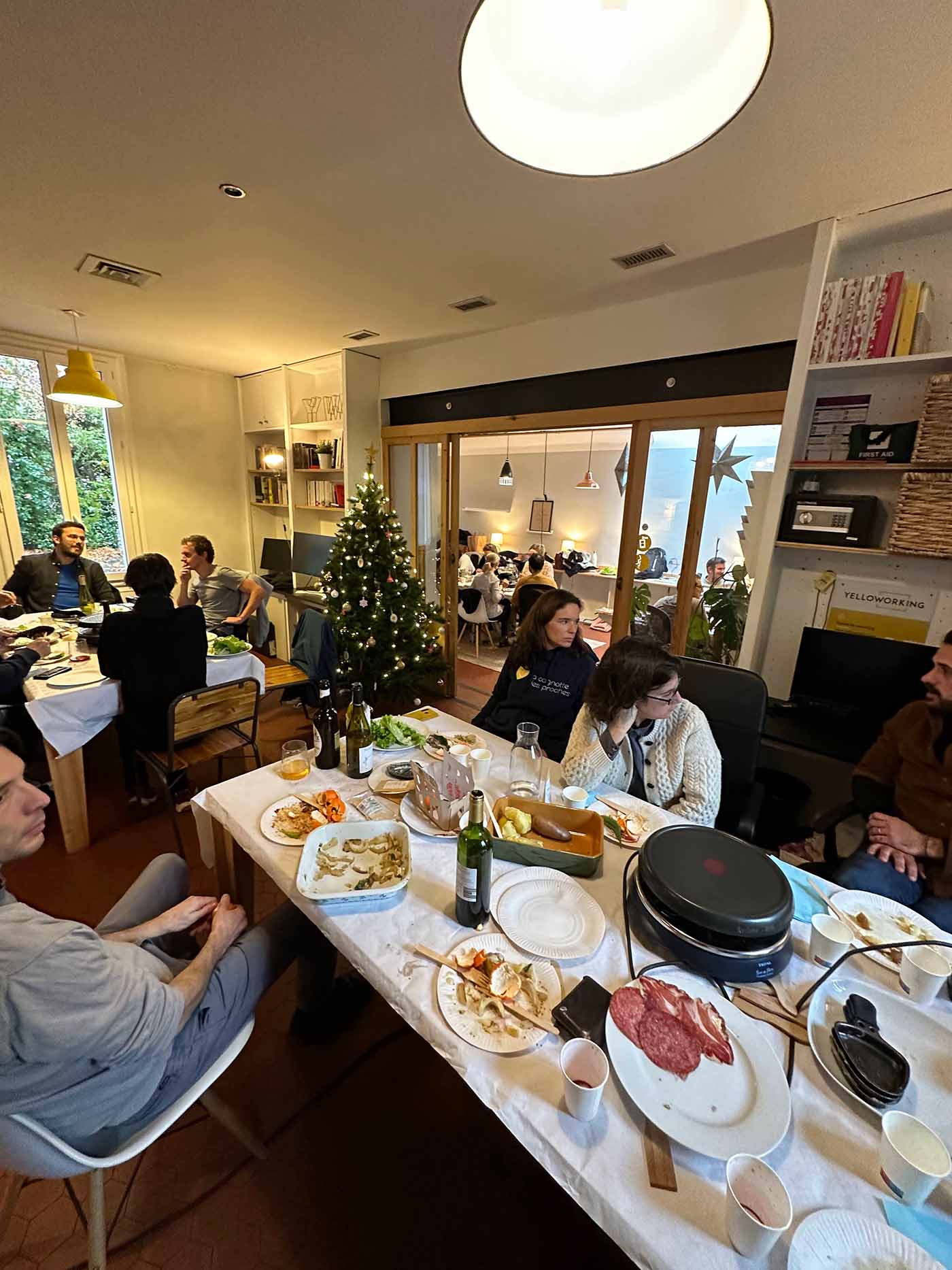 Les coworkers installés pour la raclette