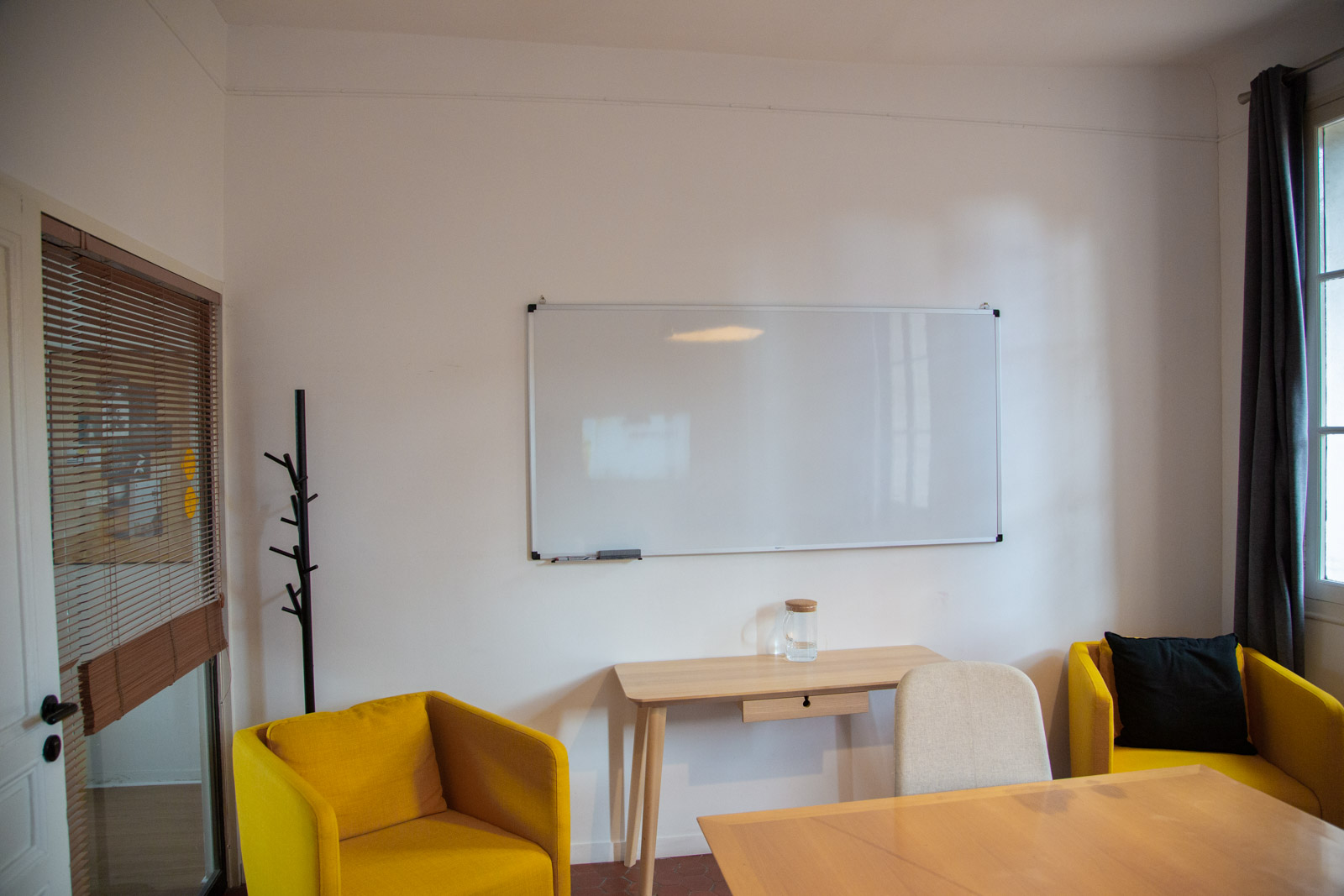 Tableau blanc dans la grande salle de réunion