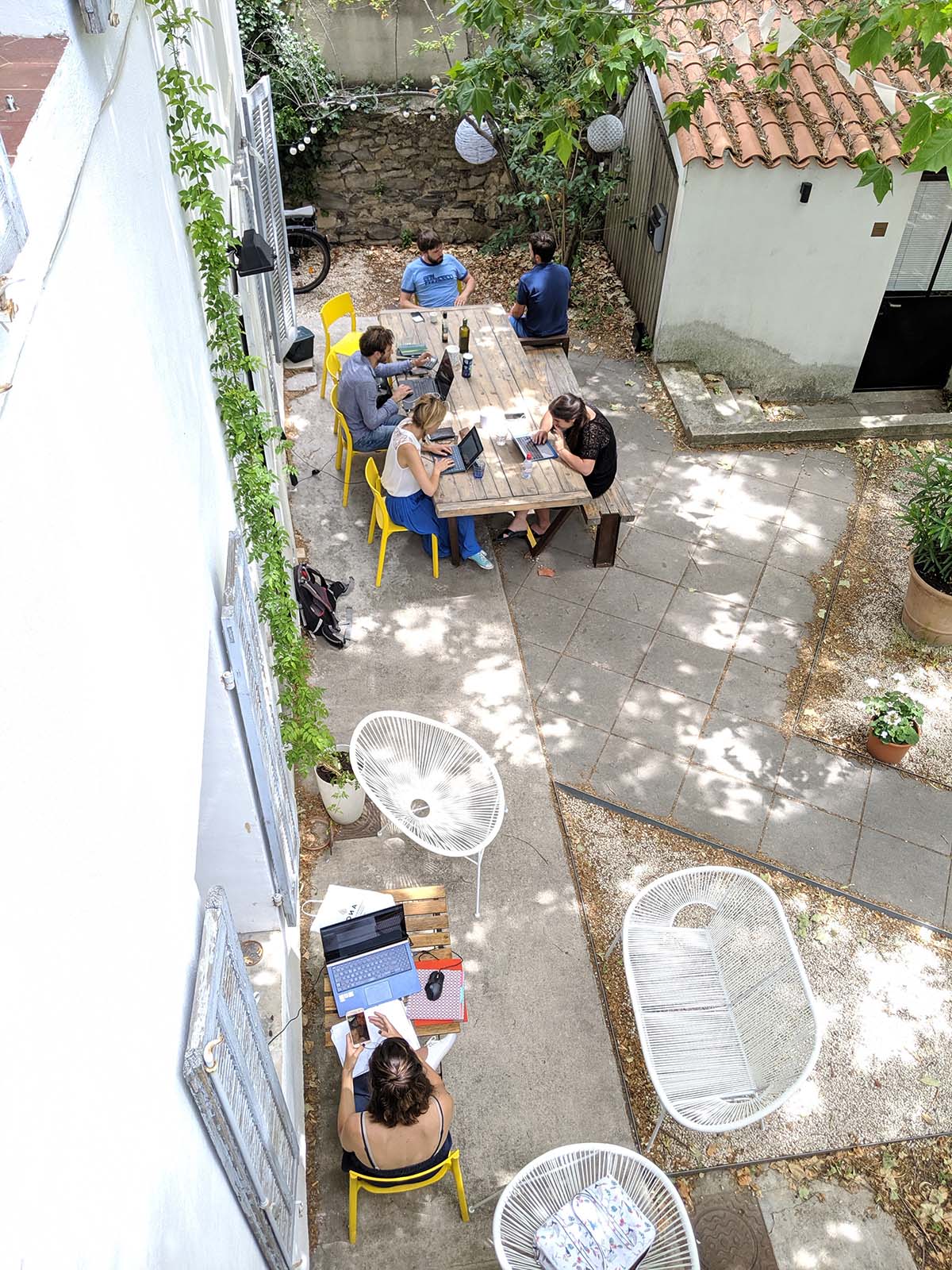 Coworkers qui travaillent à l'exterieur